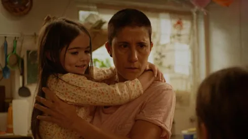 Montserrat Marañón, quien aparece en esta imagen de la película Tótem, sostiene en brazos a la actriz Saori Gurza.