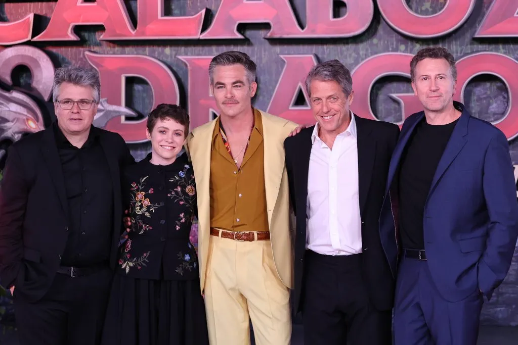 Jeremy Latcham, Sophia Lillis, Chris Pine, Hugh Grant y Jonathan Goldstein cuando asistieron al estreno en la Ciudad de México de “Calabozos y Dragones: Honor entre ladrones”. Imagen: Getty Images.