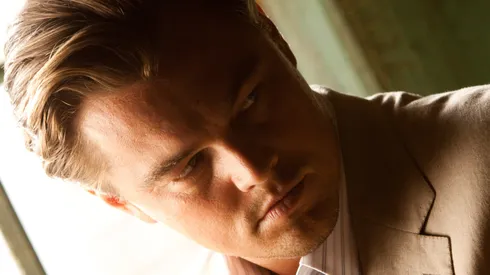 Leonardo DiCaprio se pone al servicio de Christopher Nolan en la película que recién llegó a HBO Max.