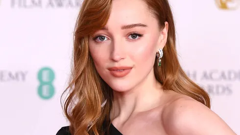 Phoebe Dynevor en la alfombra roja robándose toda la atención.