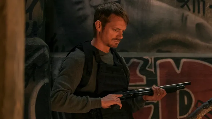 Joel Kinnaman en Venganza Silenciosa, de John Woo.