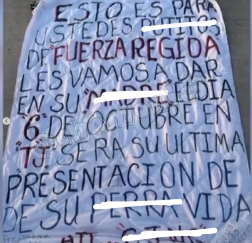 Esta es la narco manta en la que amenazaron de muerte e Fuerza Régida, en la ciudad mexicana de Tijuana. Imagen: El Heraldo.