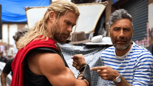 Taika Waititi y Chris Hemsworth en el set de Thor: Ragnarok.