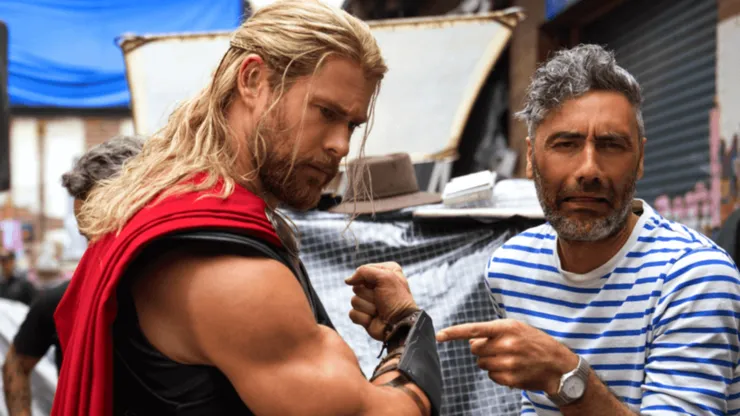 Taika Waititi y Chris Hemsworth en el set de Thor: Ragnarok.