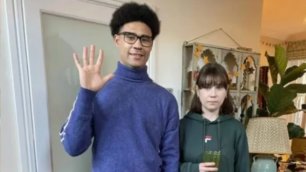 Darragh Hand y Jenny Walser en la tercera temporada de ‘Heartstopper’ de Netflix. (Twitter @Netflix)