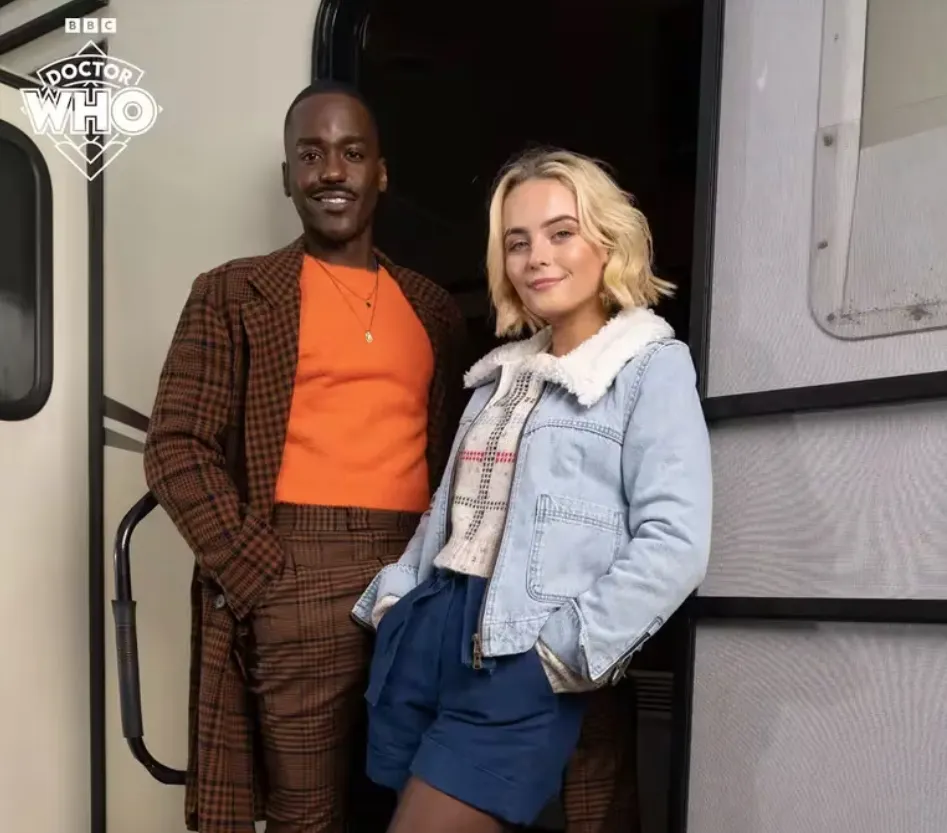 Ncuti Gatwa y Millie Gibson, serán compañeros en la próxima temporada de la serie de ciencia ficción. Imagen: La Tercera.