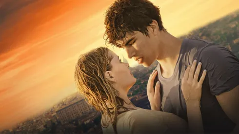 Virginia Gardner y Alex Aiono protagonizan la adaptación de Te Esperaré en Venus.