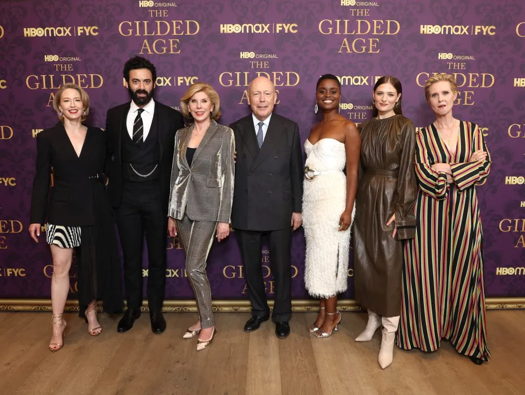 De izquierda a derecha los protagonistas de La Edad Dorada: Carrie Coon, Morgan Spector, Christine Baranski, Julian Fellowes (creador de la serie), Denee Benton, Louisa Jacobson y Cynthia Nixon, cuando asistieron a la proyección de la serie, en el Hotel Whitby el 24 de mayo de 2022 en la ciudad de Nueva York. Imagen: Getty Images.