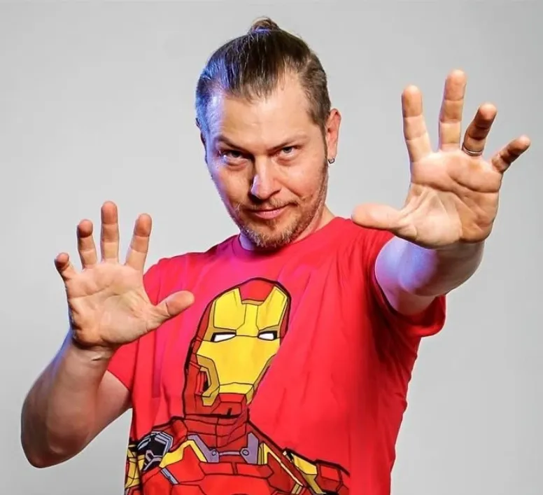 Idzi Dutkiewicz es la voz de Kregg en español latino. Imagen: https://doblaje.fandom.com/.