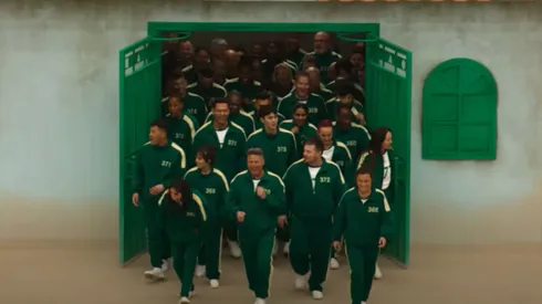 Los participantes de El Juego del Calamar: El Desafío entrando al escenario del juego Luz Roja, Luz Verde.