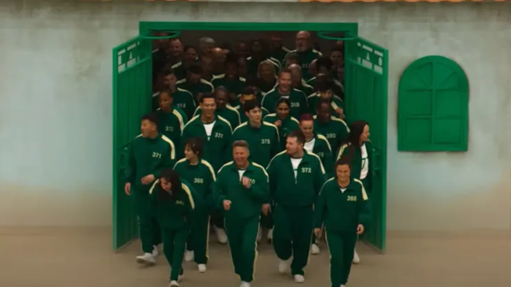 Los participantes de El Juego del Calamar: El Desafío entrando al escenario del juego Luz Roja, Luz Verde.
