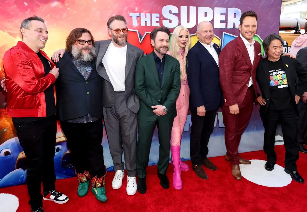 De izquierda a derecha: Sebastian Maniscalco, Jack Black, Seth Rogen, Charlie Day, Anya Taylor-Joy, Chris Melendandri, CEO de Illumination, Chris Pratt y Shigeru Miyamoto de Nintendom cuando asistieron a una proyección especial de The Super Mario Bros. La Película en el Regal LA Live, el 1 de abril de 2023 en Los Ángeles, California.