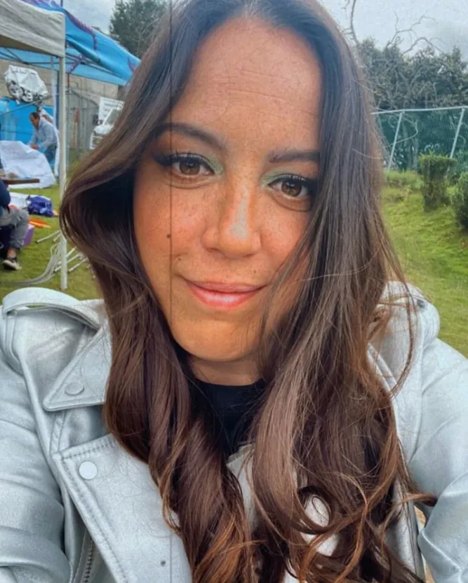 Así es como se ve Isabel Fernández en su cuenta de Instagram, para quienes hayan imaginado cómo lucuría, por su voz en Divina Comida México. Imagen: @isabelstanup.