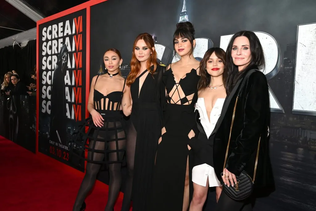 Devyn Nekoda, Liana Liberato, Melissa Barrera, Jenna Ortega y Courteney Cox, cuando asistieron al estreno mundial de Scream 6. Imagen: Getty Images.