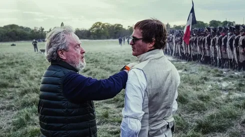 Ridley Scott en el set de Napoleón, junto a Joaquin Phoenix.