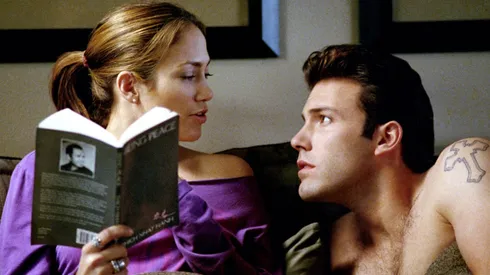 Jennifer Lopez y Ben Affleck en la película recién estrenada por HBO Max.