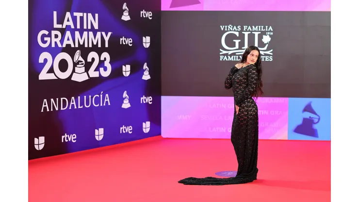 Rosalía fue la máxima ganadora de la edición pasada de la ceremonia y este día, ya ha llegado al evento, en donde luce un espectacular vestido entallado.