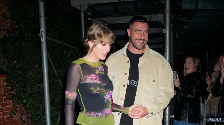 Taylor Swift junto a Travis Kelce, su novio.