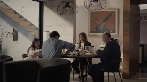 Carlos Carrera nos presenta a una familia que a simple vista parece perfecta, pero que oculta terribles secretos.