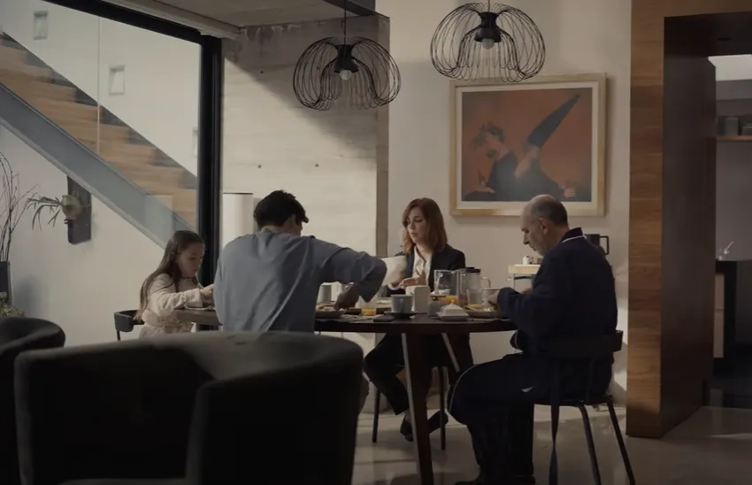 Una familia que a simple vista parece perfecta, pero que esconde terribles secretos, es lo que veremos en Confesiones. Imagen: @SonypicturesMexicoOficial.