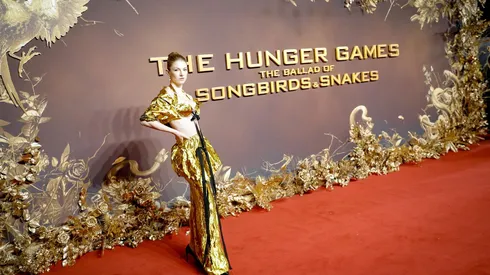 En la foto podemos ver a Hunter Schafer, fotografiada en el estreno mundial de la nueva película de la franquicia de Los Juegos del Hambre.