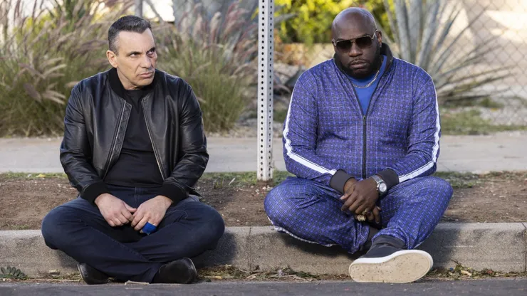 Los protagonistas de Bookie, la nueva serie de comedia de HBO Max.
