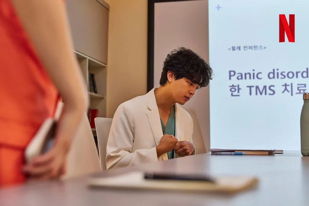 Yeon Woon-jin interpreta a Dong Go-young. Imagen: https://www.soompi.com/.