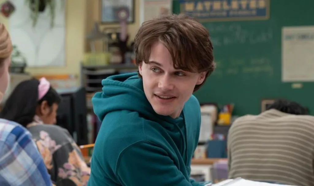 Christopher Briney en ‘Mean Girls’ (Instagram @paramountpics)