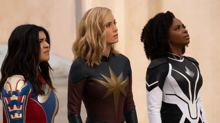 Iman Vellani como Ms. Marvel/Kamala Khan, Brie Larson como Capitana Marvel/Carol Danvers, y Teyonah Parris as Capitana Monica Rambeau en The Marvels.