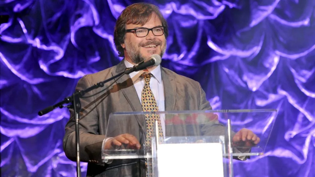 Jack Black en el escenario de la Gala del 30º Aniversario de My Friend's Place. 