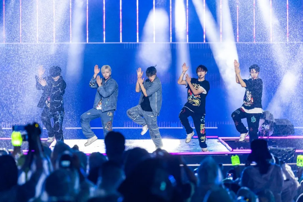 Imagen de NCT DREAM, actuando en el K-Pop Super Live para inaugurar la Seoul Festa 2022, que celebra el regreso del turismo y los eventos tras la pandemia del COVID-19 en el Complejo Deportivo Jamsil el 10 de agosto de 2022 en Seúl, Corea del Sur. Imagen: Getty Images.