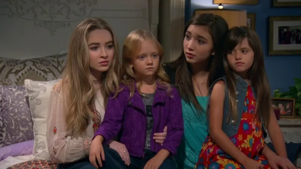 Rowan Blanchard y Sabrina Carpenter en El Mundo de Riley. 