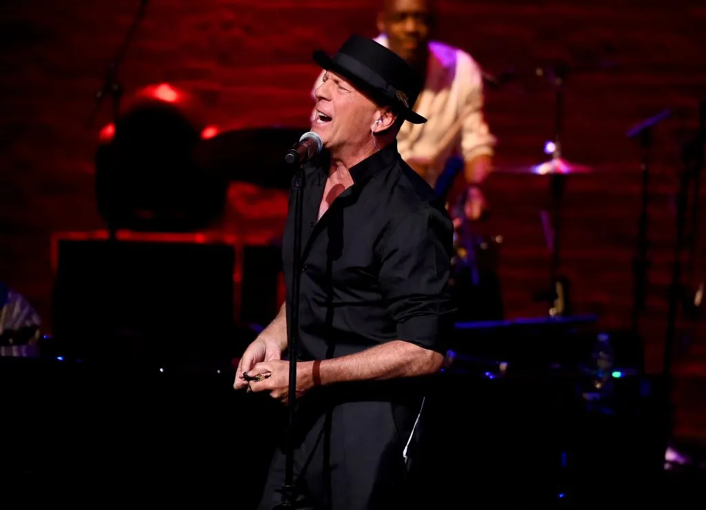 Foto de Bruce Willis en concierto en el evento A Great Night in Harlem, realizado en 2019, cuando se encontraba bien de salud. Imagen: Getty Images.