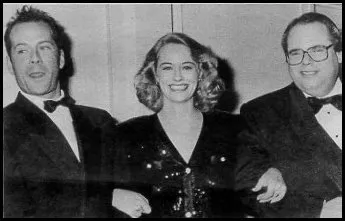 Bruce Willis, Cybill Shepherd y Glenn Gordon Caron en una foto de cuando realizaban juntos la serie Moonlighting. Imagen: http://www.davidandmaddie.com/.