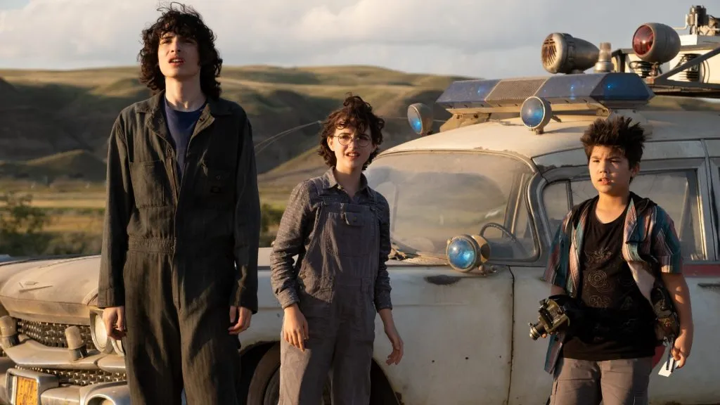 Logan Kim, Mckenna Grace y Finn Wolfhard en Cazafantasmas: Más allá.