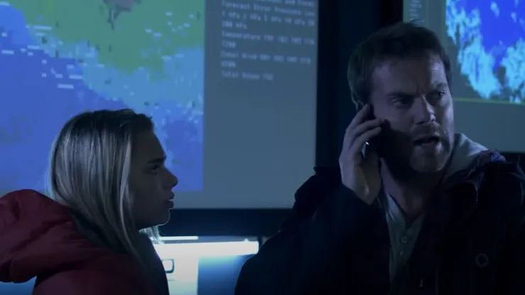 Michael Snaks protagoniza esta película en la que una masa de aire frío amenaza con congelar la Tierra.