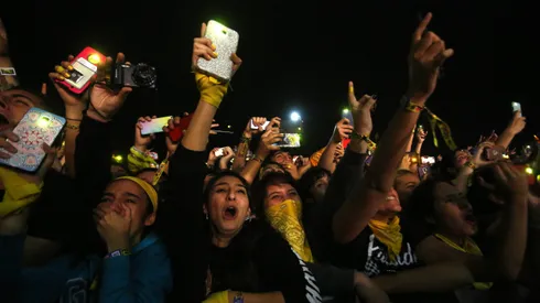 SANTIAGO, CHILE - MARCH 30: Fans of Twenty one pilots during day 2 of Lollapalooza Chile 2019 at parque O'higgins on March 30, 2019 in Santiago, Chile. (Photo by Marcelo Hernandez/Getty Images)