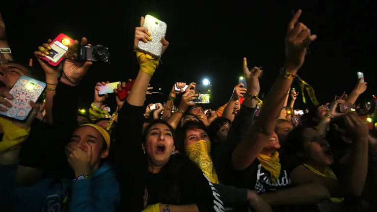 SANTIAGO, CHILE - MARCH 30: Fans of Twenty one pilots during day 2 of Lollapalooza Chile 2019 at parque O'higgins on March 30, 2019 in Santiago, Chile. (Photo by Marcelo Hernandez/Getty Images)
