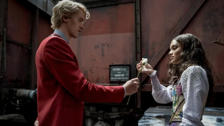 Tom Blyth y Rachel Zegler en "Balada de Pájaros Cantores y Serpientes".