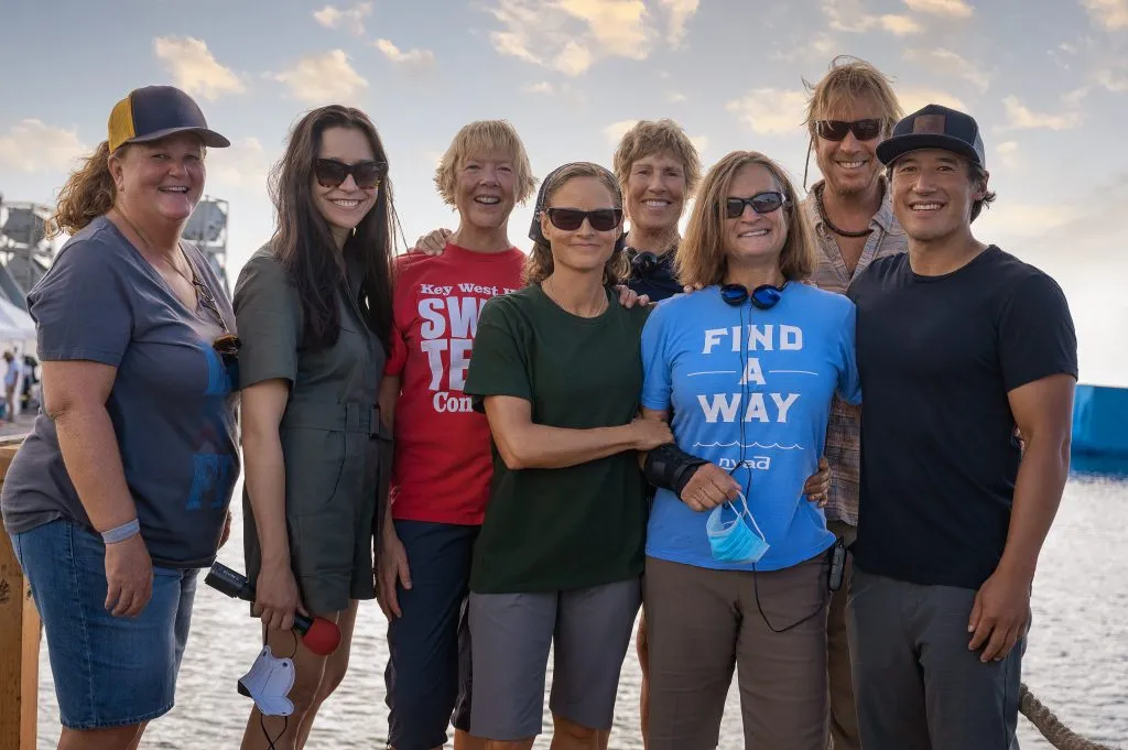 De izquierda a derecha: Karly Rothenberg (Dee), Elizabeth Chai Vasarhelyi (directora), Annette Bening (Diana Nyad), Jodie Foster (Bonnie Stoll), Diana Nyad, Bonnie Stoll, Rhys Ifans (John Bartlett) Jimmy Chin (director) Crédito: Kimberley French/Netflix ©2023