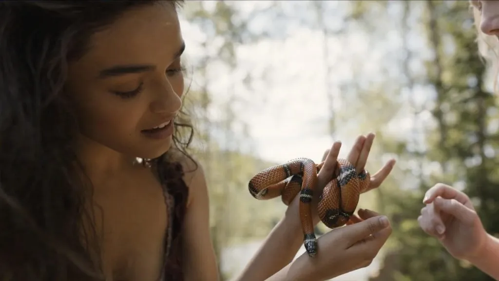 Rachel Zegler y Vaughan Reilly en Los Juegos del Hambre: Balada de Pájaros Cantores y Serpientes.