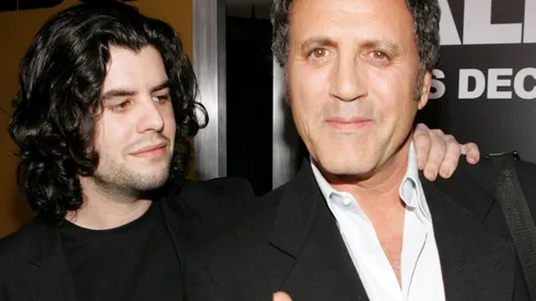 Sage Stallone (izquierda) al lado de su tío Frank Stallone en la premiere de Rocky Balboa en diciembre del 2006.
