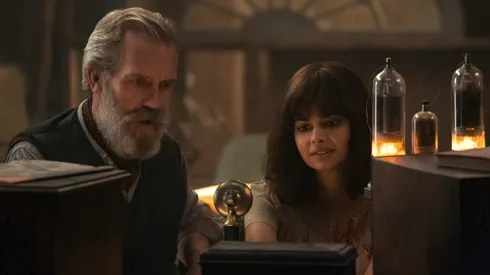 Hugh Laurie y Aria Mia Loberti forman parte del reparto de La luz que no puedes ver