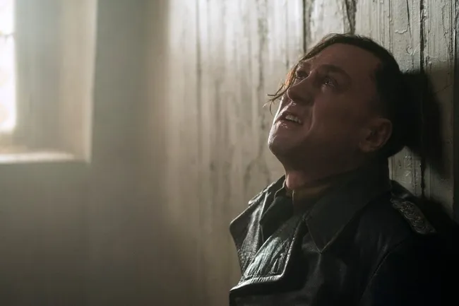 All the Light We Cannot See. Lars Eidinger interpreta al sargento Reinhold von Rumpel / Crédito: Netflix © 2023