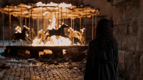 Aria Mia Loberti interpreta a Marie-Laure en All the Light We Cannot See.