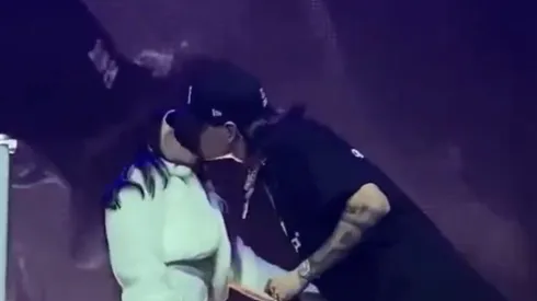 Nicky Nicole y Peso Pluma enloquecieron a sus fans en el Pepsi Center con el beso que se dieron.
