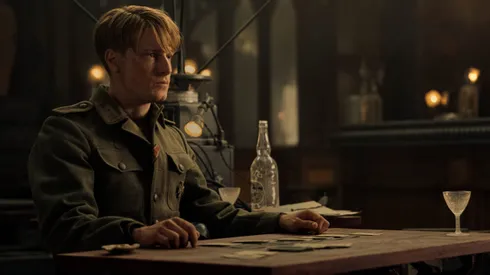 Louis Hofmann da vida a Werner Pfennig en La luz que no puedes ver