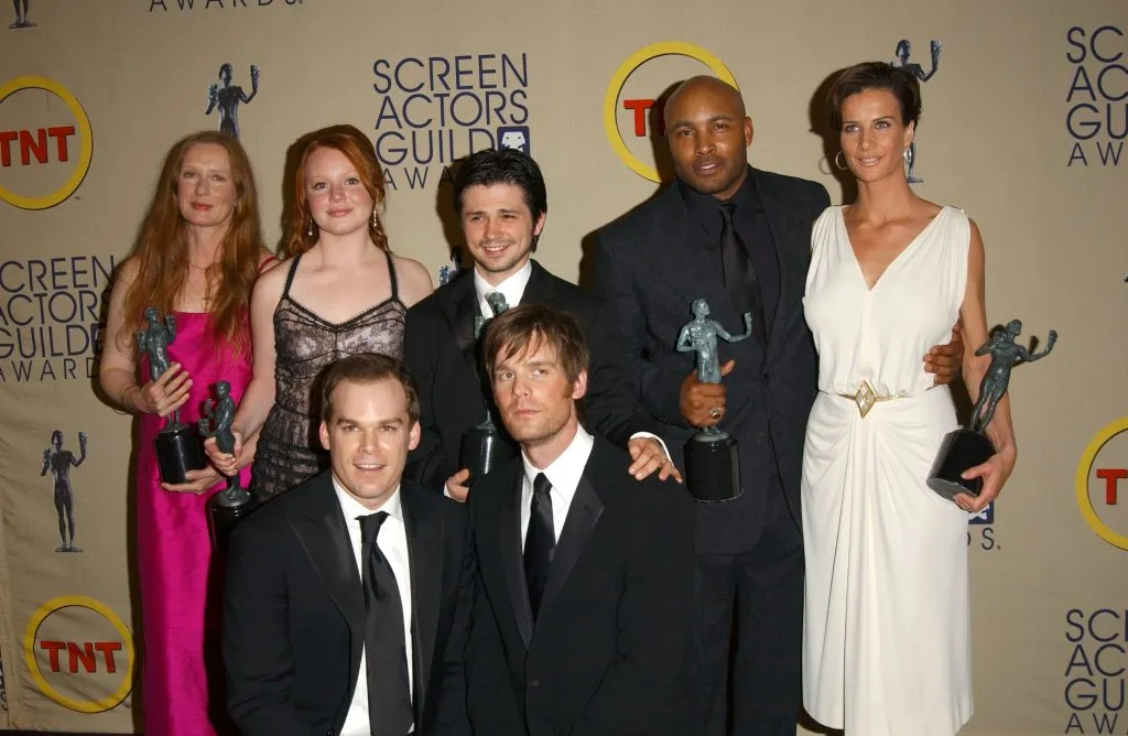 El elenco de “Six Feet Under” posa entre bastidores con su premio a la Actuación Sobresaliente de un Elenco en una Serie Dramática durante la novena entrega anual de los Screen Actors Guild Awards en el Shrine Auditorium el 9 de marzo de 2003 en Los Ángeles, California. (De izquierda a derecha) Frances Conroy, Lauren Ambrose, Michael C. Hall (delante), Freddy Rodriguez, Peter Krause (delante), Mathew St. Patrick y Rachel Griffiths. Imagen: Getty Images.