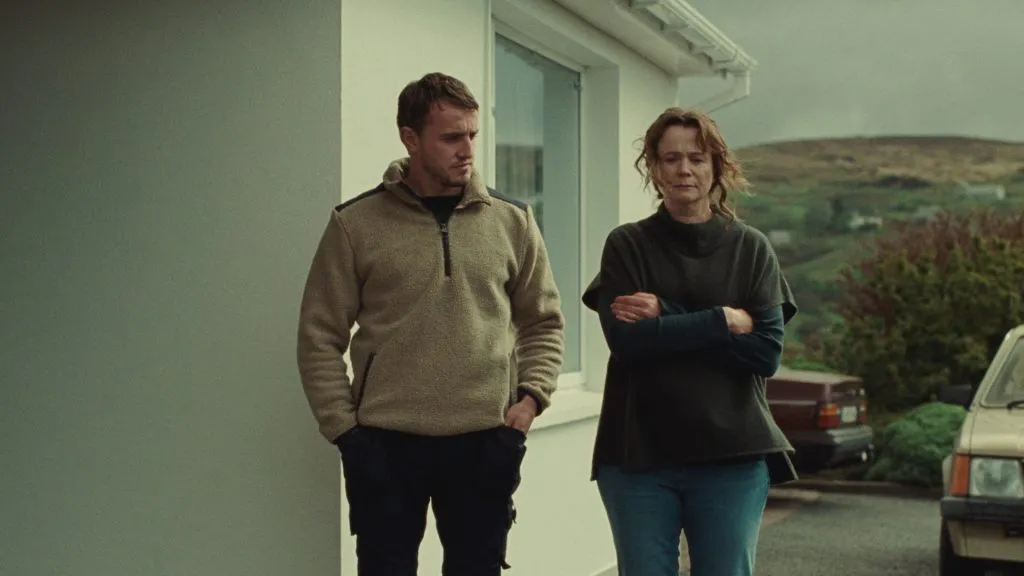 Emily Watson y Paul Mescal en Criaturas de Dios.