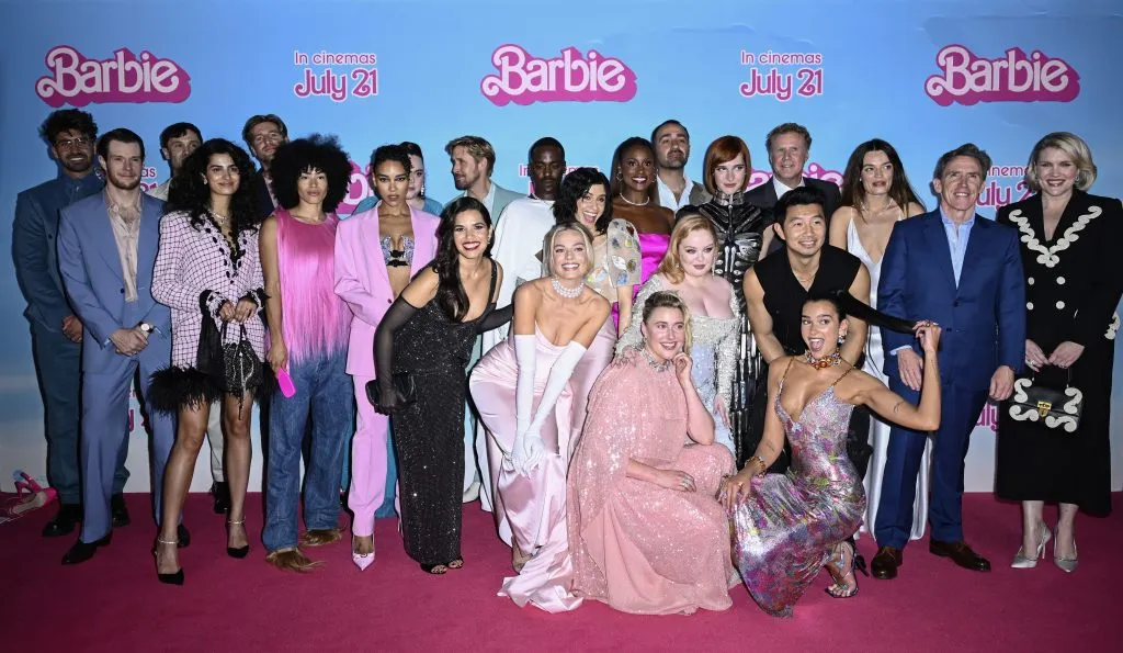 Chris Taylor, Connor Swindells, Andrew Leung, Hannah Khalique-Brown, Tom Stourton, Mette Towley, Alexandra Shipp, America Ferrera, Sharon Rooney, Margot Robbie, Greta Gerwig, Ryan Gosling, Ncuti Gatwa, Ana Cruz Kayne, Issa Rae, Nicola Coughlan, Jamie Demetriou, Hari Nef, Will Ferrell, Dua Lipa, Simu Liu, Emma Mackey, Andrew Wyatt, Rob Brydon y Emerald Fennell asisten al estreno europeo de “Barbie” en Cineworld Leicester Square el 12 de julio de 2023 en Londres, Inglaterra.. Imagen: Getty Images.